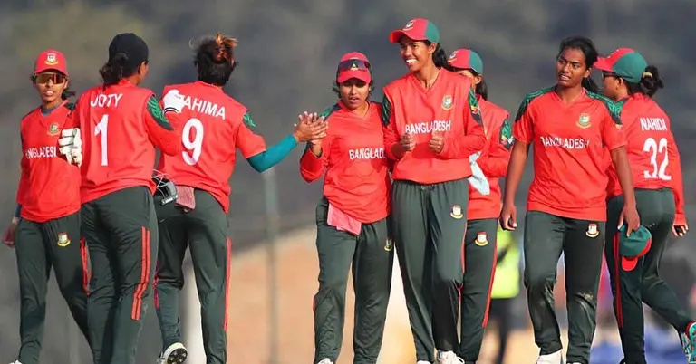 জয় উদযাপন করছে খেলোয়াররা